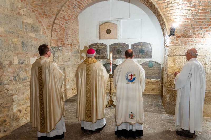 2024_04_12_elhunyt puspokok_35.jpg